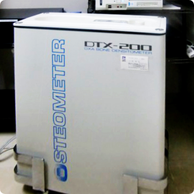 骨塩定量装置DXA法で骨密度を測定